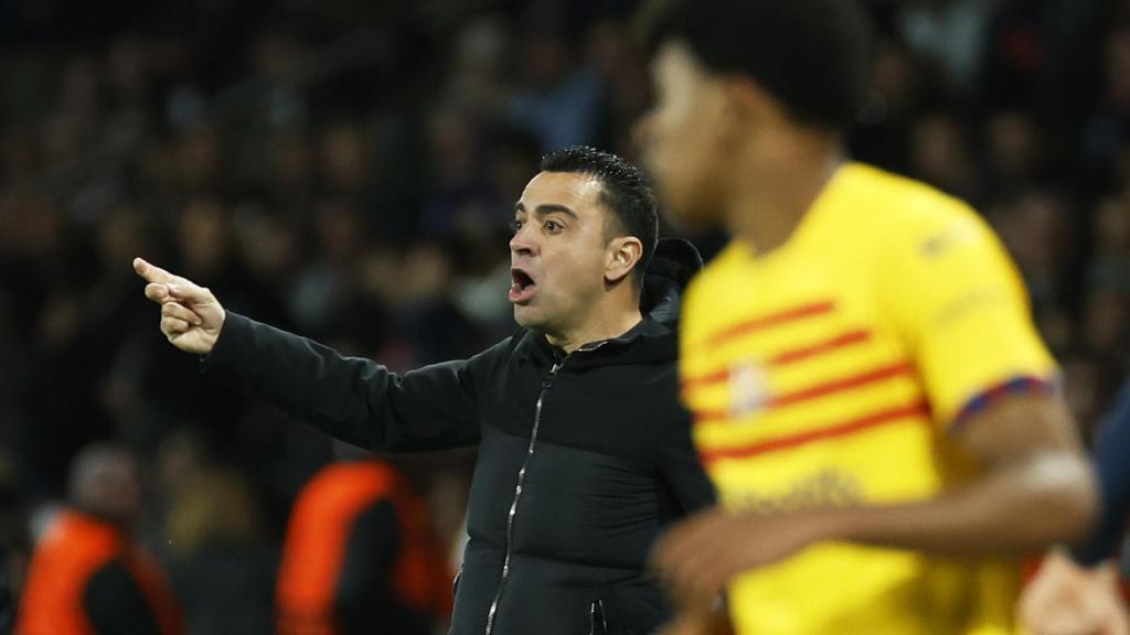 Xavi Hernández da indicaciones a sus jugadores en el PSG-Barça