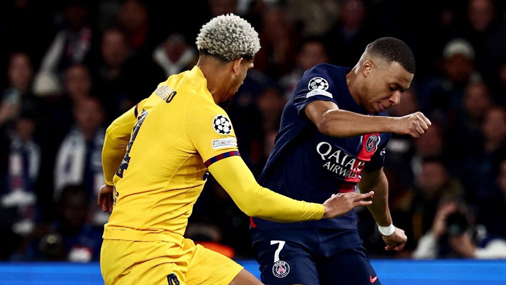 Araujo marca a Mbappé en el PSG-Barça de Champions League