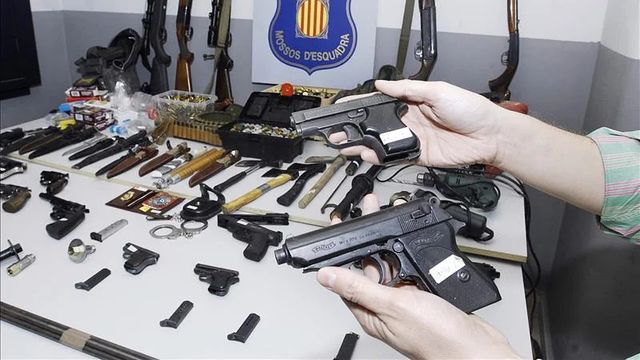 Una operación de mossos desarticula un arsenal de armas en Barcelona