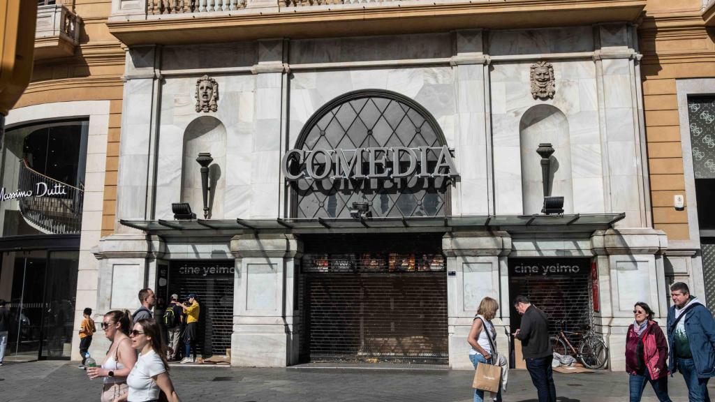Entrada tapiada del cinema Comèdia de Barcelona