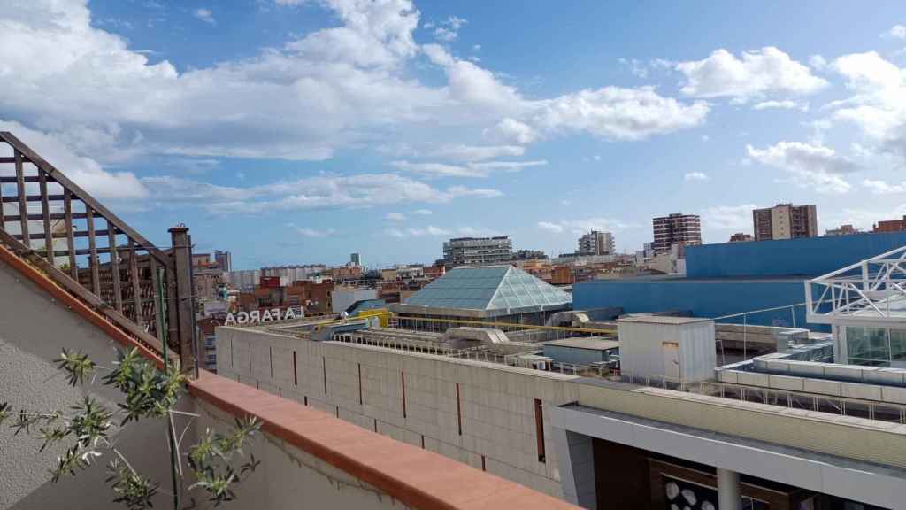 Vista de la claraboya y los motores de aires acondicionados en el terrado de La Farga