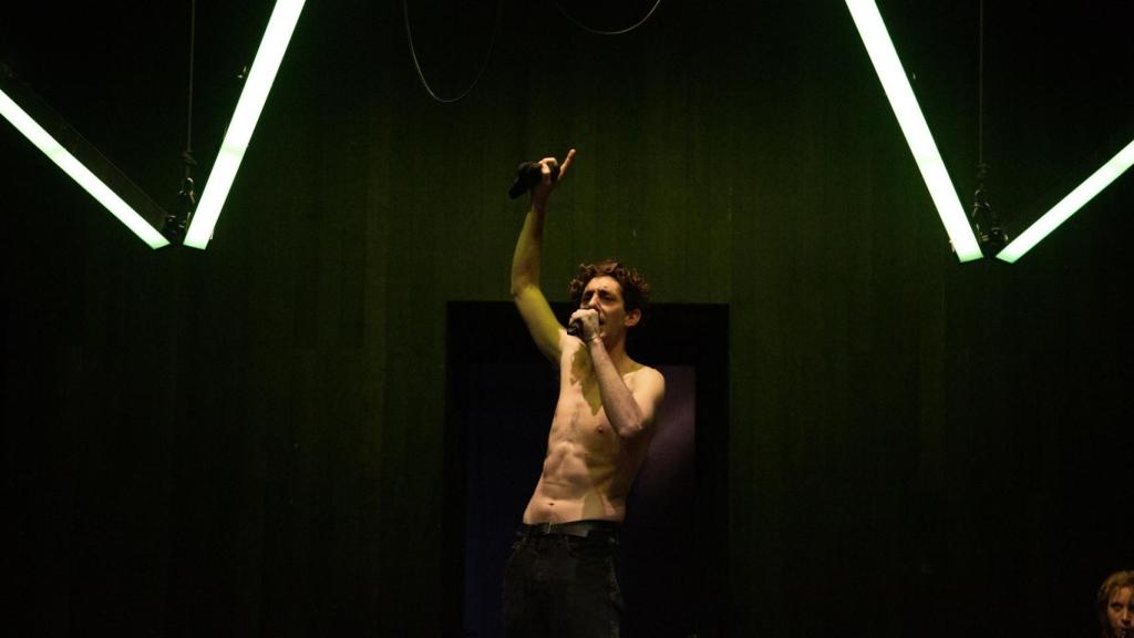 Enric Auquer en una escena de 'El día del Watusi'