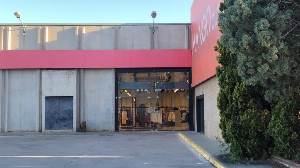 Entrada a Mango outlet