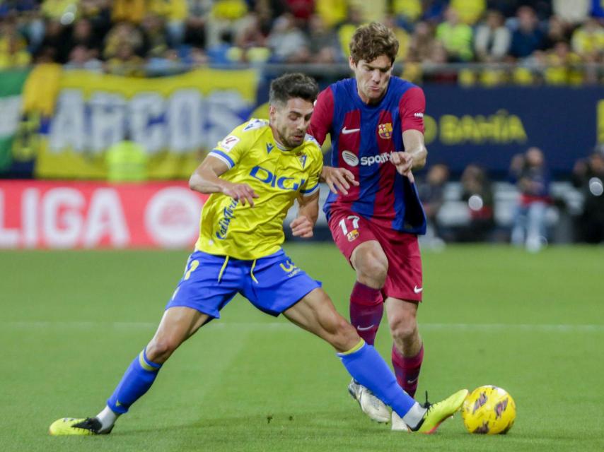 Marcos Alonso pugna con Rubén Sobrino