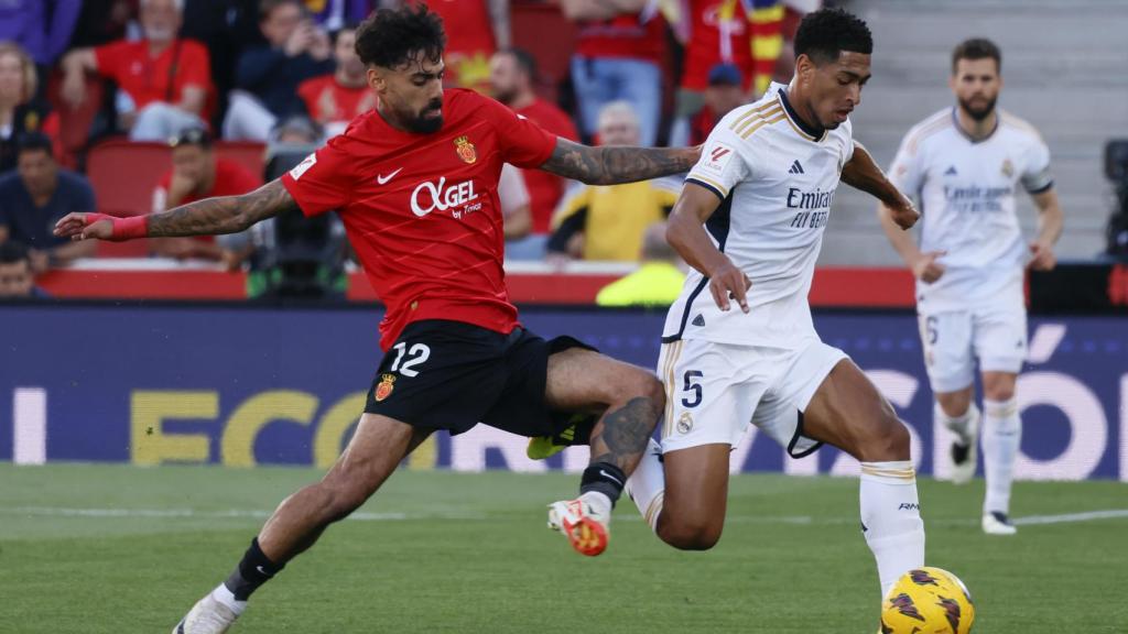 Jude Bellingham, presionado por Samu Costa en el Mallorca-Real Madrid