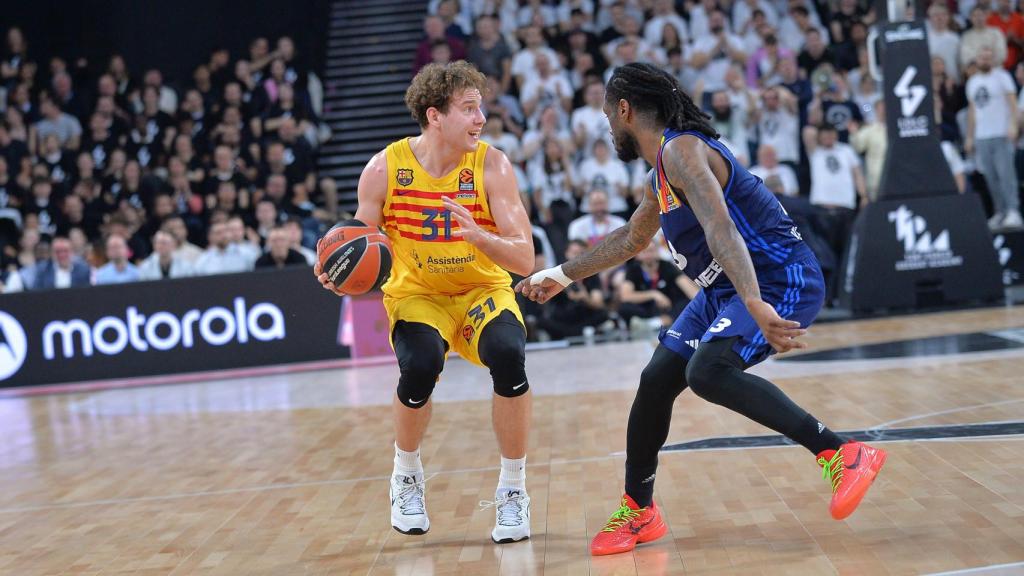 Rokas Jokubaitis lidera una acción ofensiva del Barça contra el Asvel