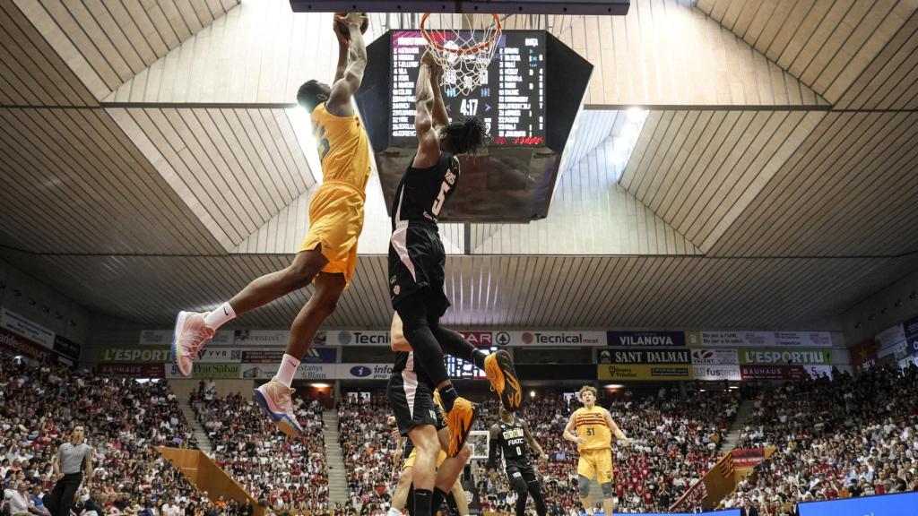 James Nnani trata de hacer un mate defendido por Yves Pons