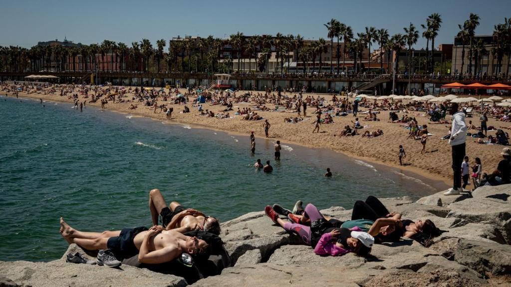 La playa de la Barceloneta este domingo