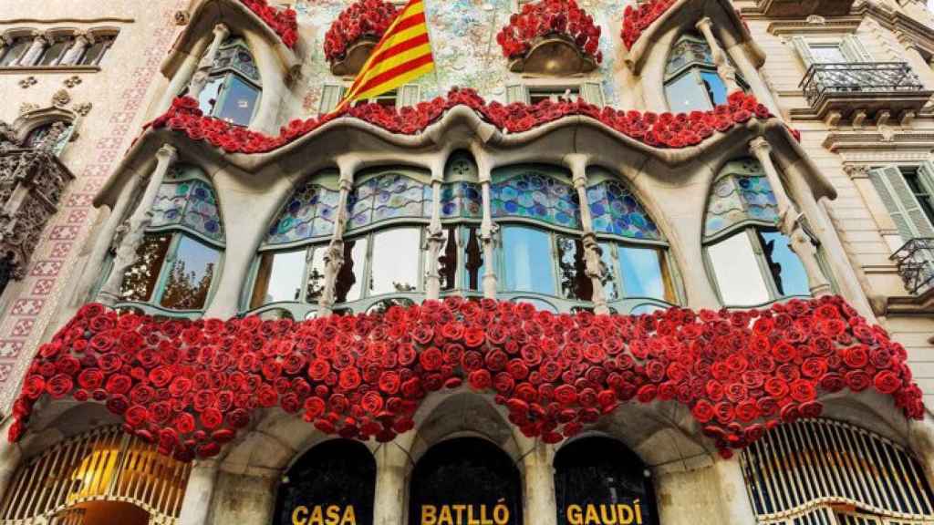 La Casa Batlló plena de roses durant una Diada de Sant Jordi