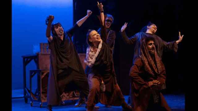 El elenco de la obra ‘La rebel·lió' durante una actuación