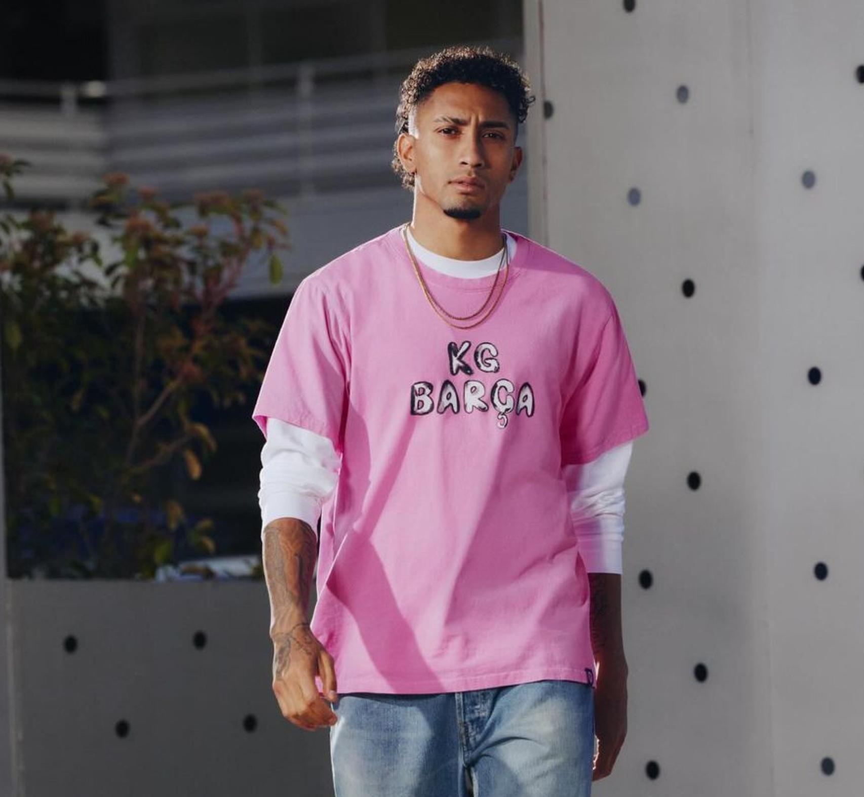 Raphinha vistiendo la colaboración entre Barça y Karol G