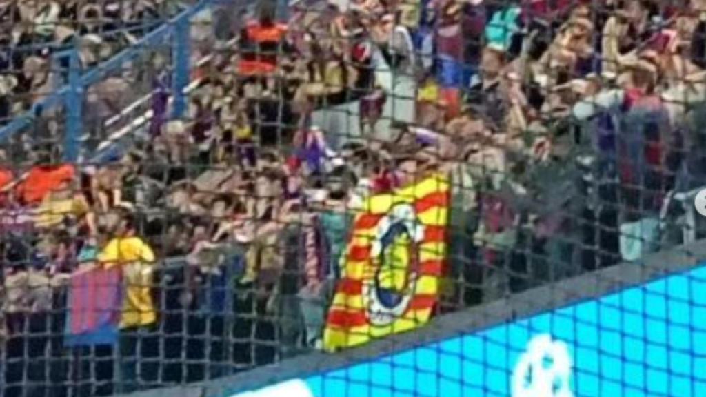 Una bandera de los Boixos Nois durante el PSG-Barça de Champions
