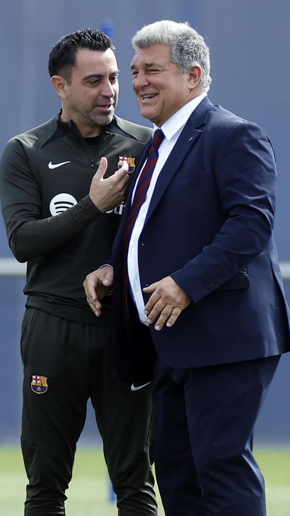 Laporta y Xavi, en el entrenamiento previo al Barça-PSG