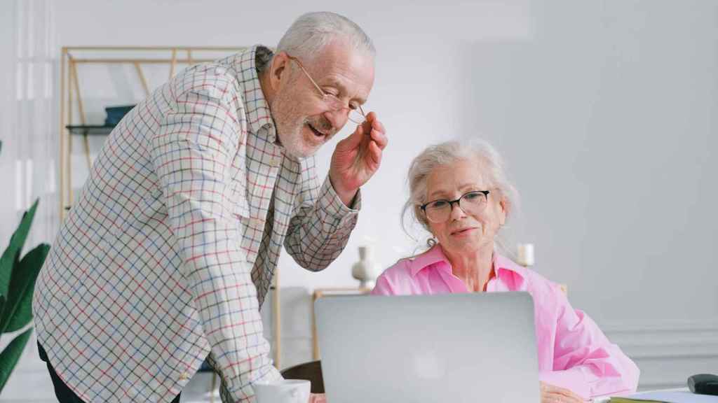 Jubilats davant d'un portàtil en la seva vivenda