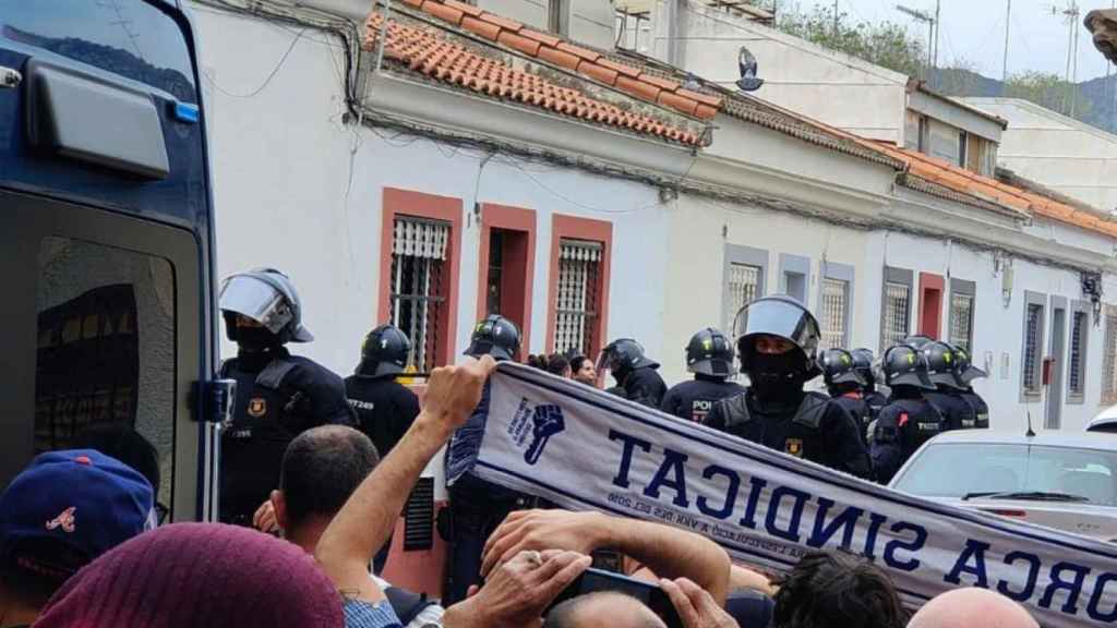 Els Mossos d'Esquadra durant el desallotjament d'un habitatge