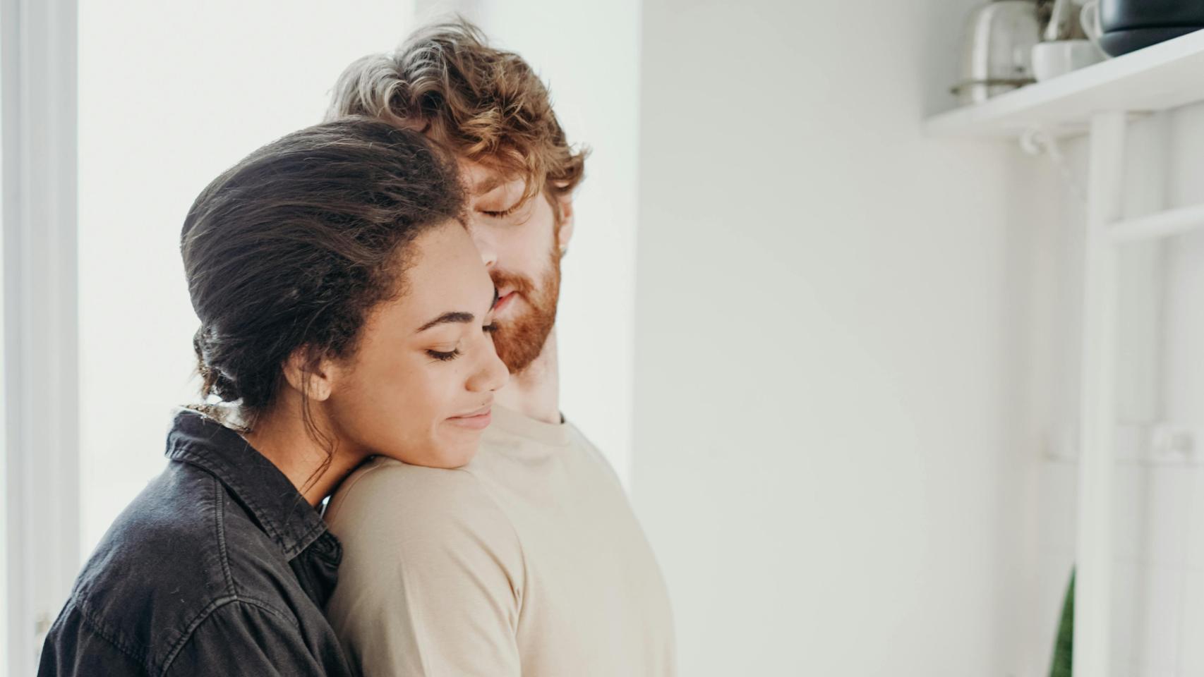 Dos personas se abrazan en la cocina