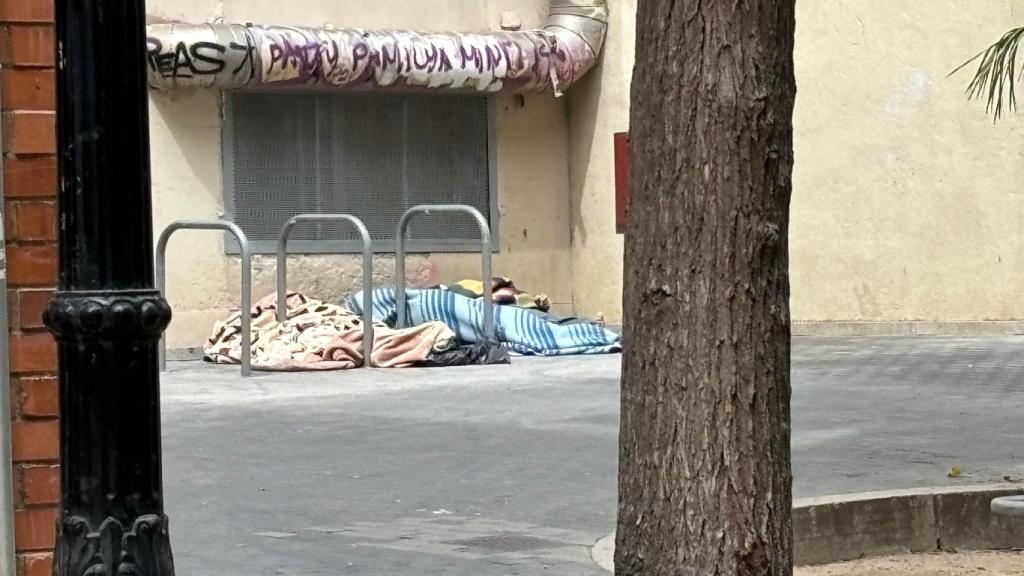 Varias personas drogodependientes acampan en las inmediaciones del CAS Baluard