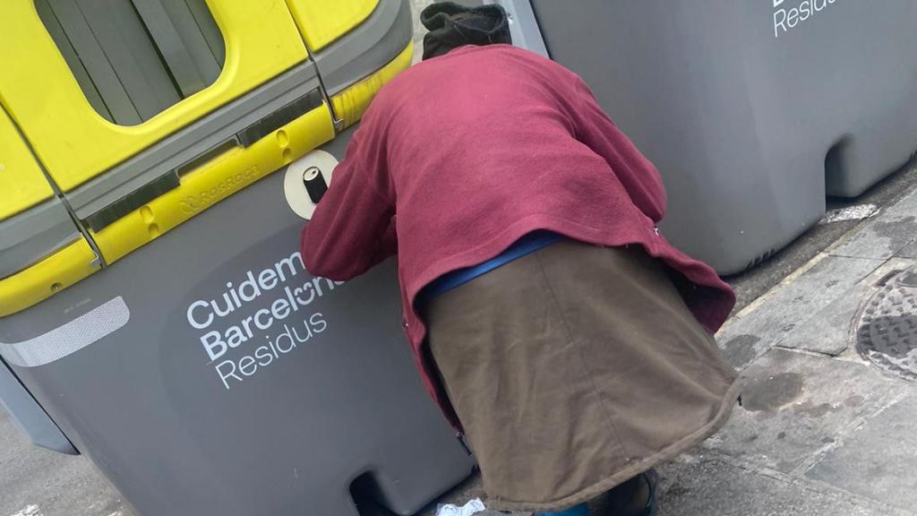 Un drogodependiente se inyecta una dosis entre contenedores en el Raval