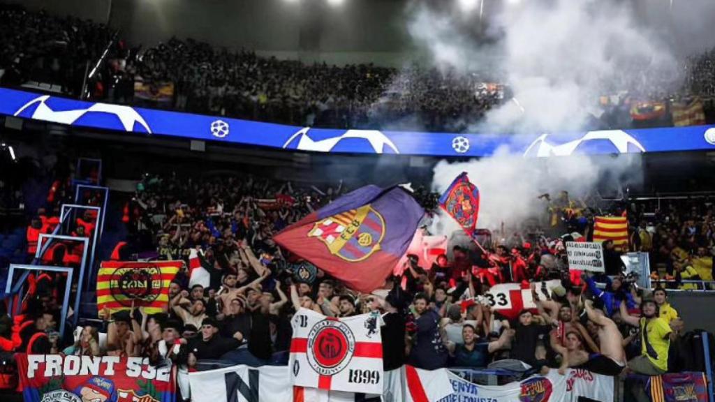 Los grupos de animación Front 532 y Bacardí Boys, en la grada del Parque de los Príncipes