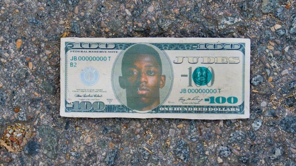 Billete con la cara de Dembelé en el suelo de Montjuïc