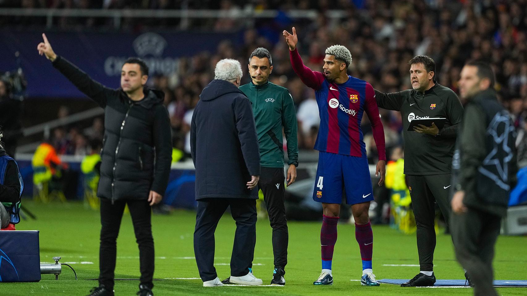 Araujo se queja con el cuarto árbitro por la tarjeta roja que recibió en el Barça-PSG