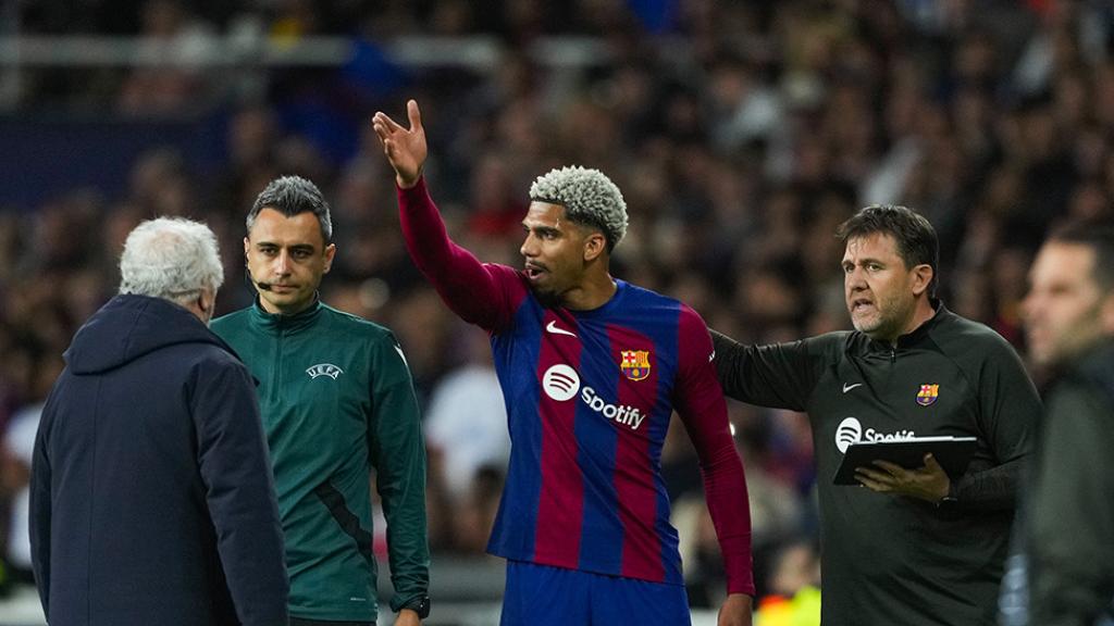 Araujo se queja con el cuarto árbitro por la tarjeta roja que recibió en el Barça-PSG