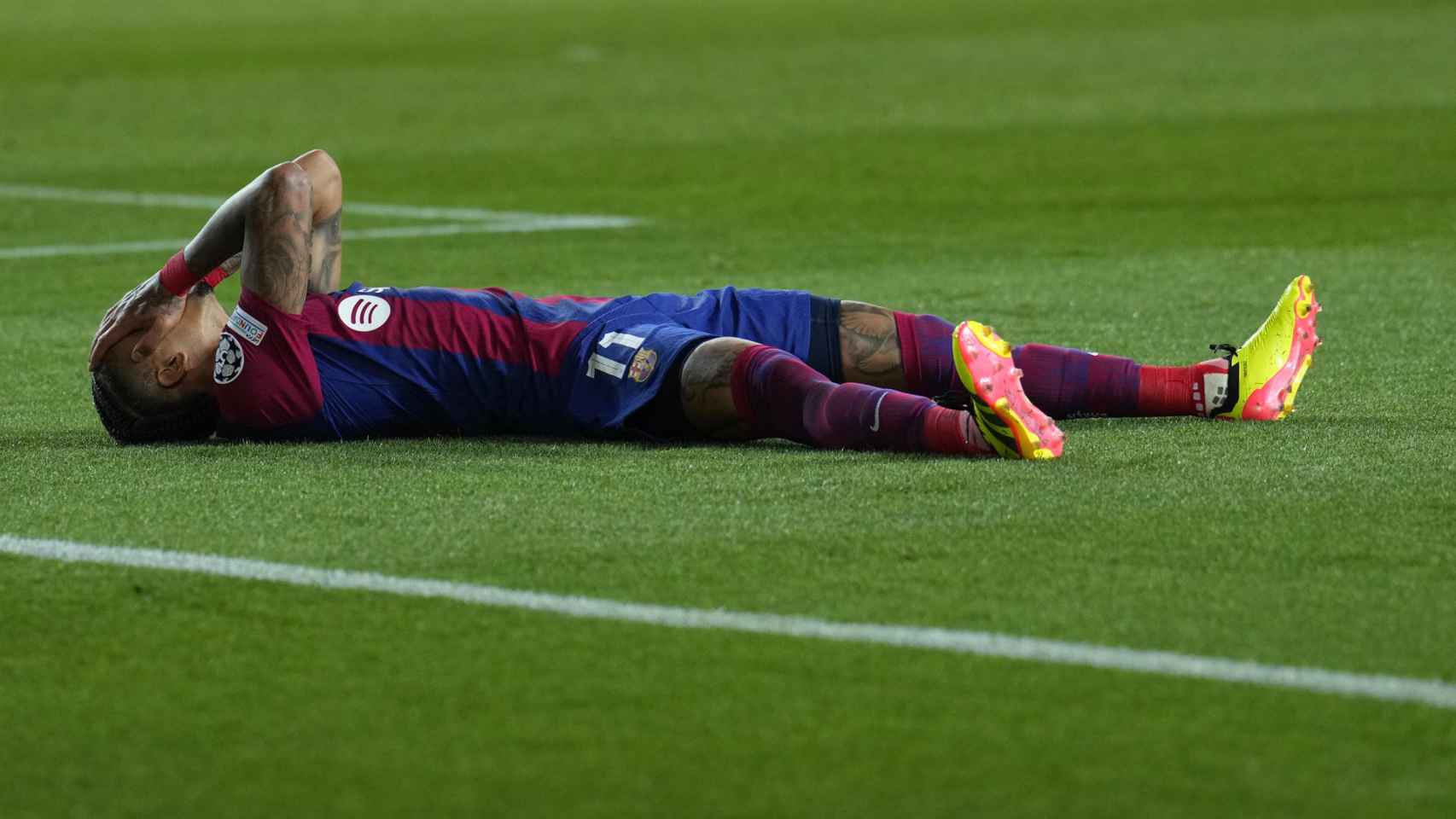 Raphinha, tendido en el suelo, representa la impotencia del Barça