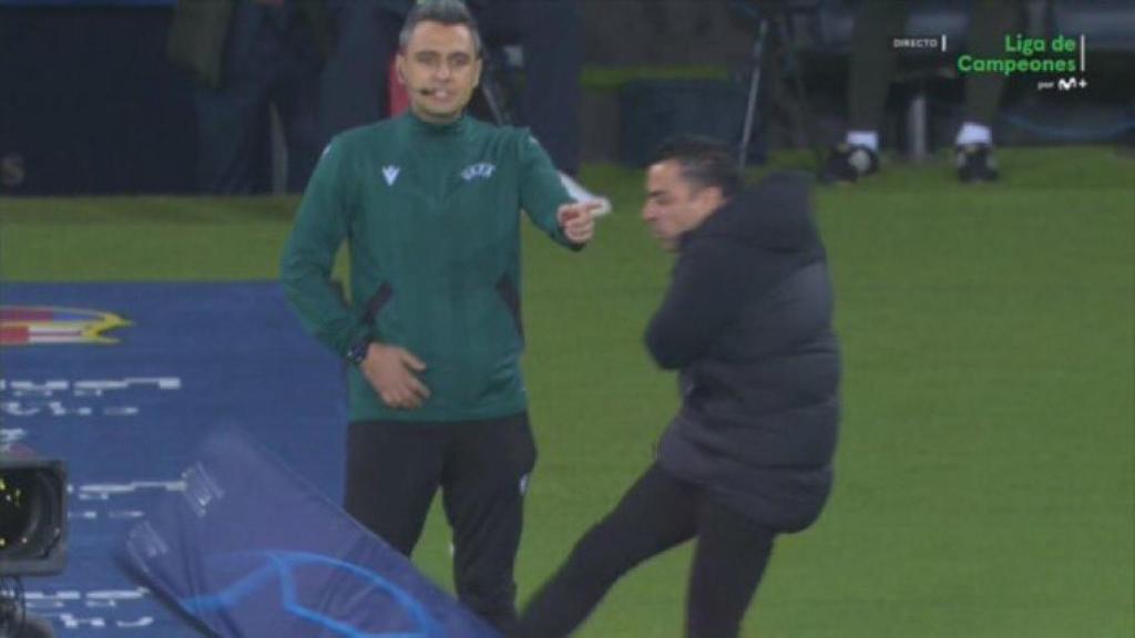 Xavi patea el cartel publicitario de la Champions y se va expulsado
