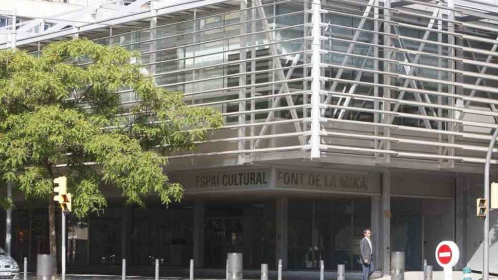 Exterior de la Biblioteca Font de La Mina de Sant Adrià