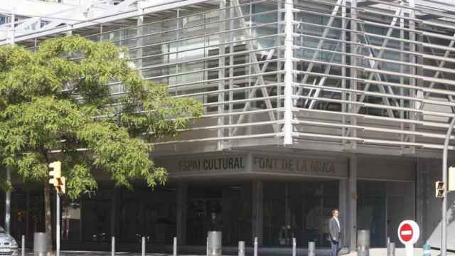 Exterior de la Biblioteca Font de La Mina de Sant Adrià