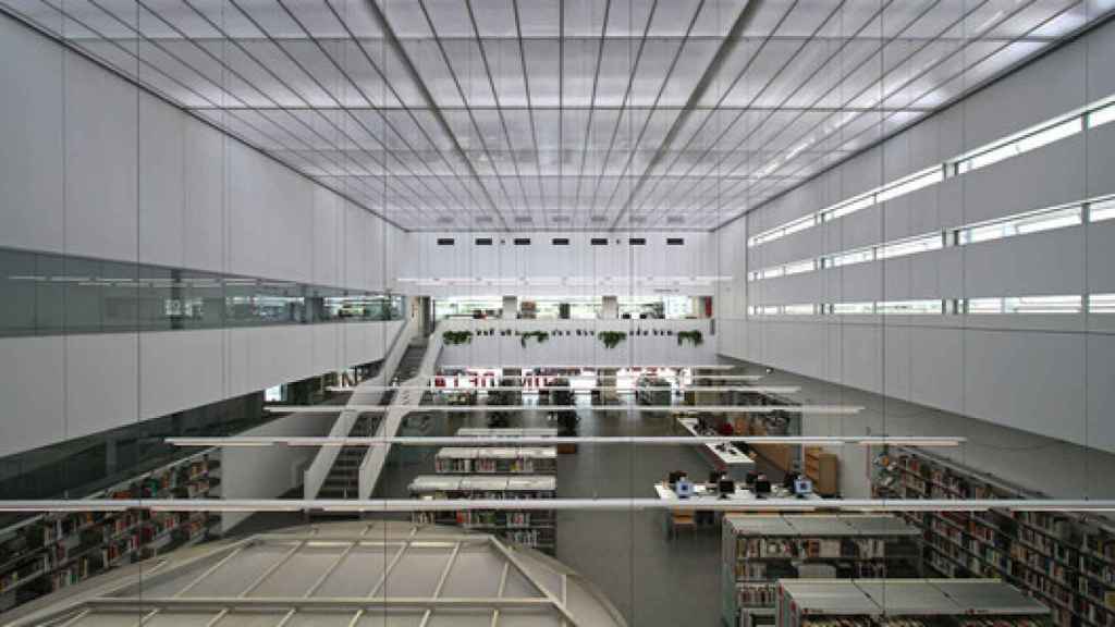Interior de la Biblioteca Font de La Mina de Sant Adrià