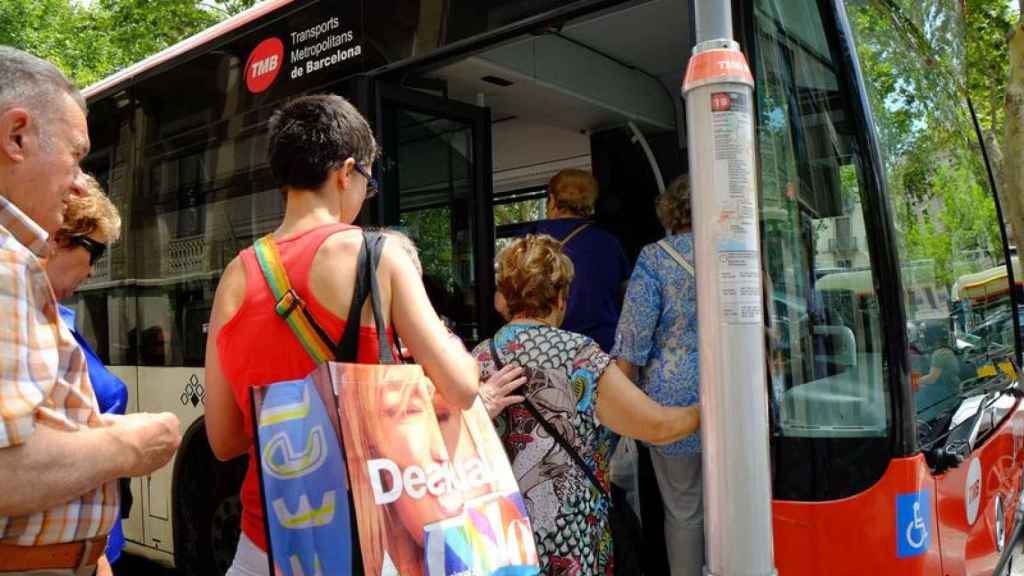 Imagen archivo de pasajeros subiendo a un autobús