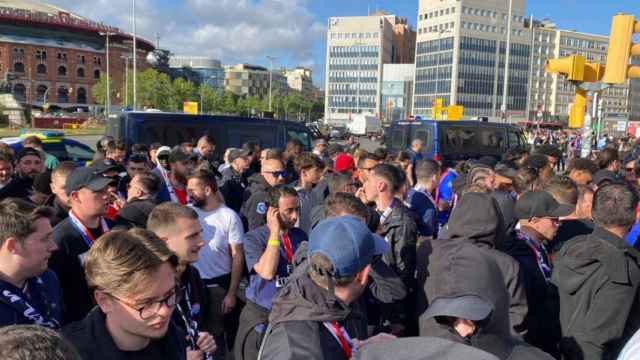 Concentración de aficionados en plaza España