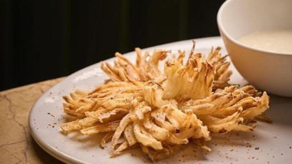 Flor de cebolla con mayonesa de yogur