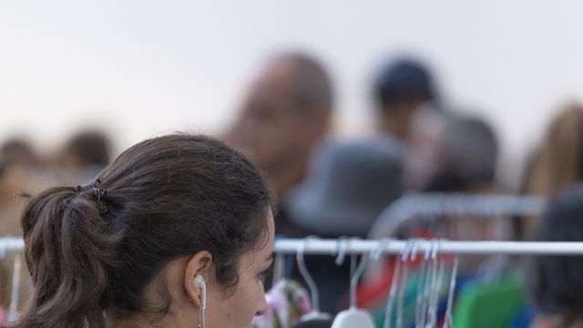 Una mujer en un mercadillo de segunda mano en Barcelona
