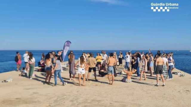 Más de 100 personas de fiesta en l'Espigó del Gas de la Barceloneta