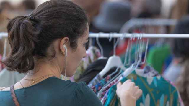 Una mujer en un mercadillo de segunda mano en Barcelona