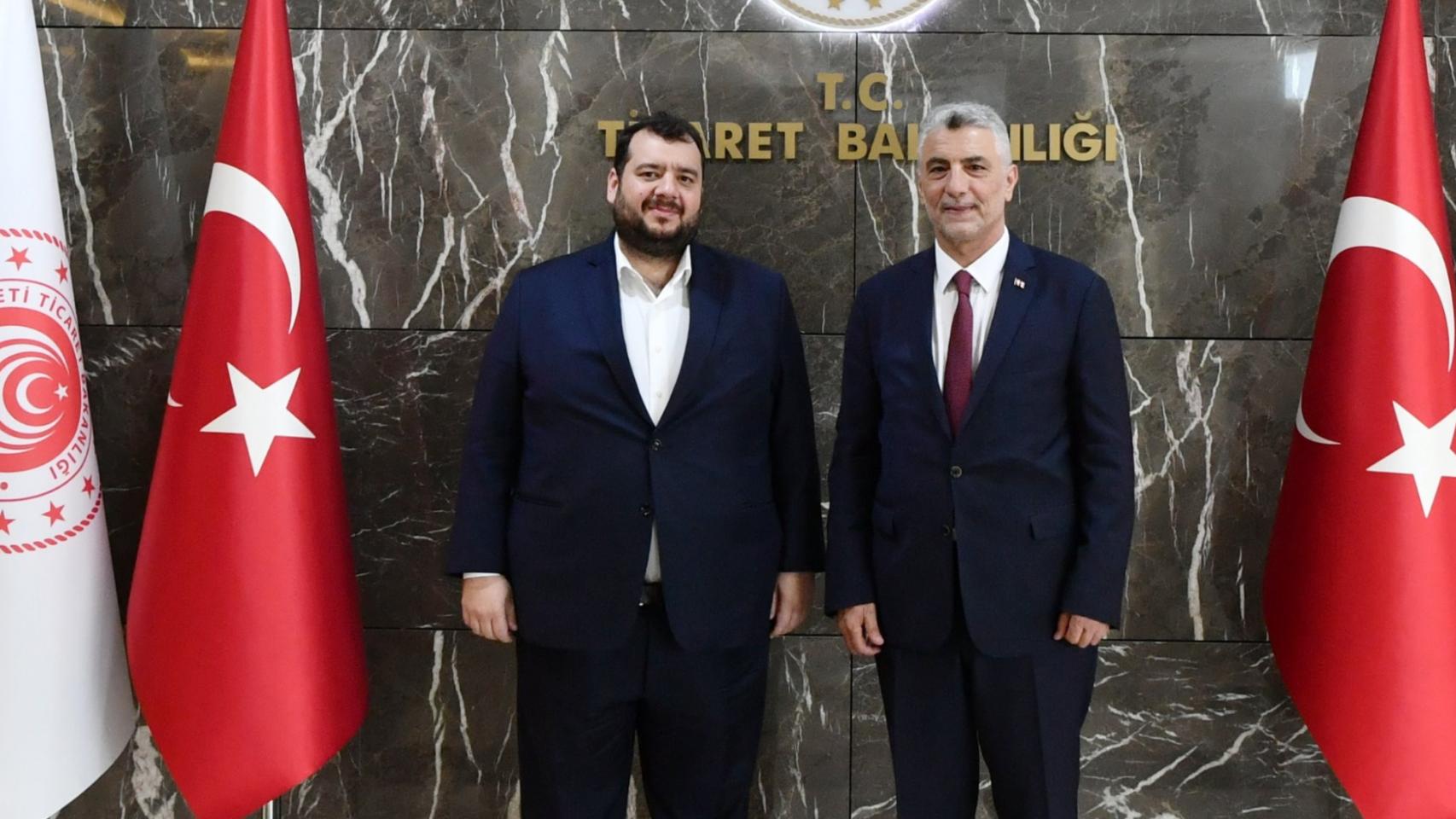 A la izquierda: Mohamed Hassan Alsuwaidi, CEO de Abu Dhabi Development Holding, que controla Taqa; a la derecha, el ministro de Comercio de Turquía, Ömer Bolat