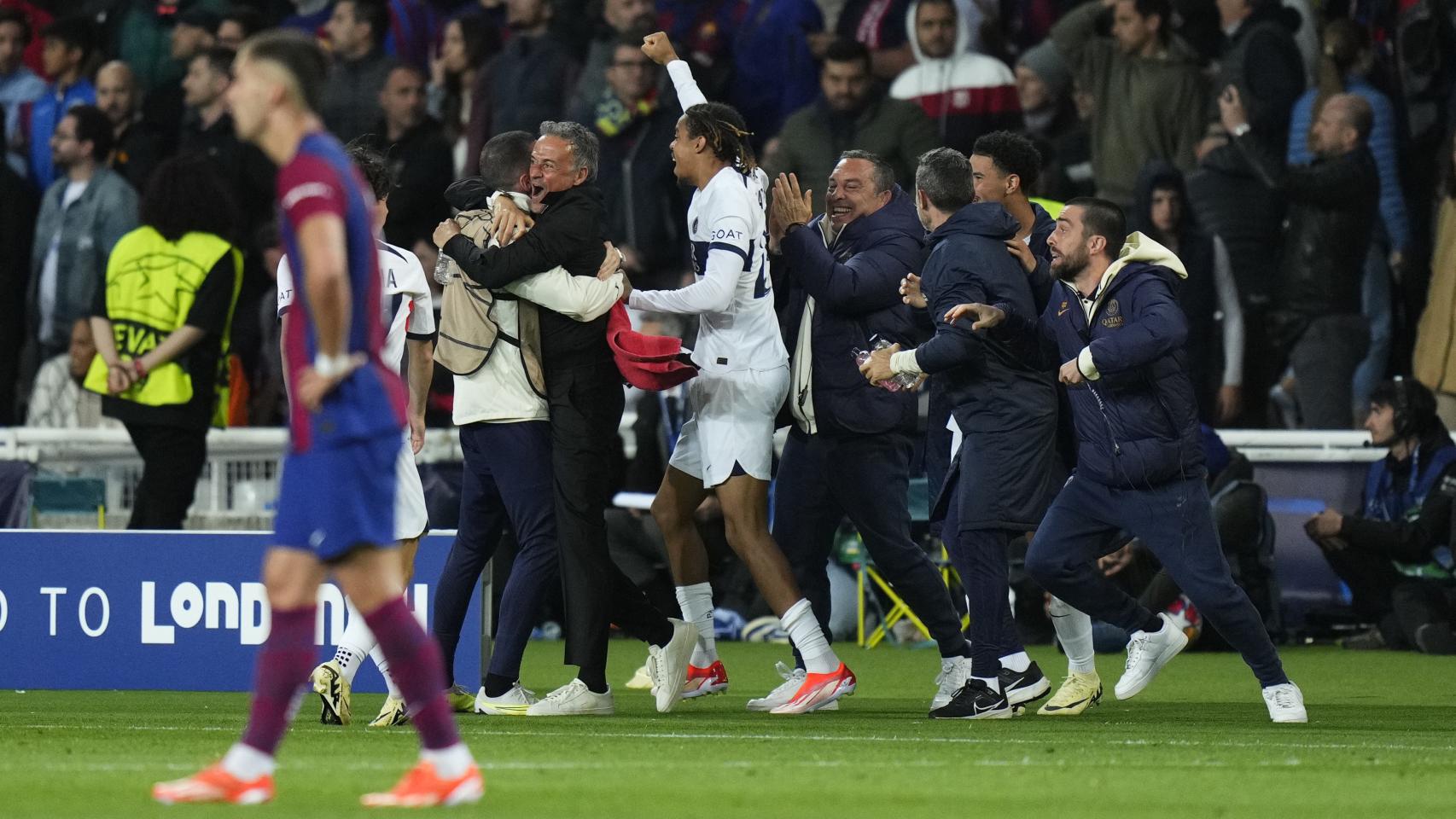 La celebración de Luis Enrique delante de la afición del Barça en Montjuïc