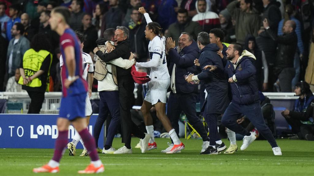 La celebración de Luis Enrique delante de la afición del Barça en Montjuïc