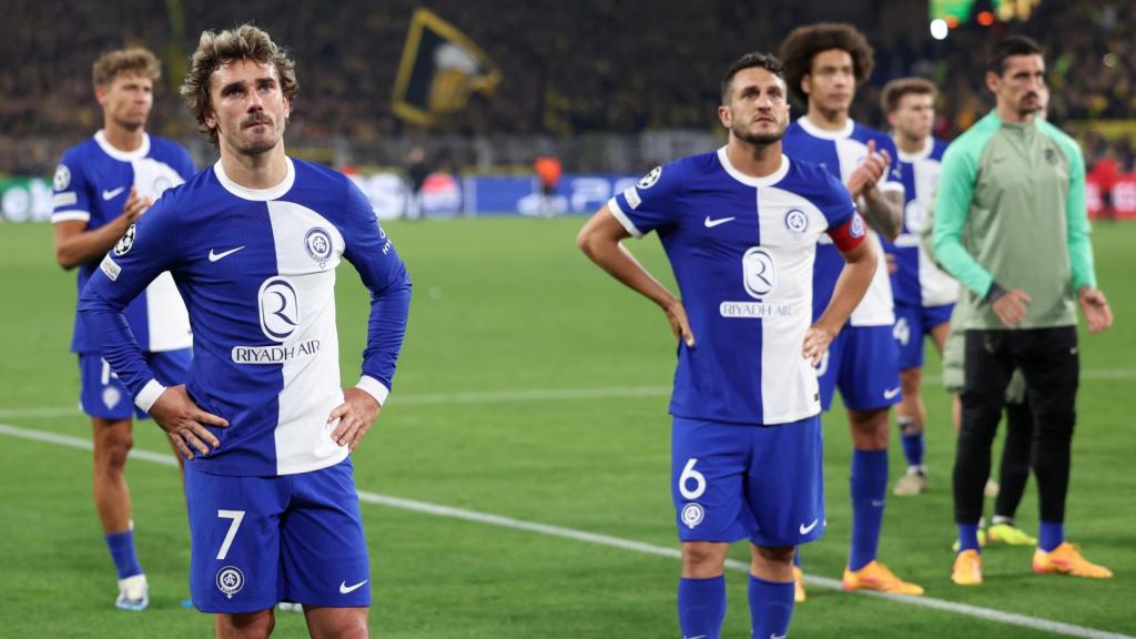 Los jugadores del Atlético de Madrid, ante los aficionados rojiblancos en el Signal Iduna Park