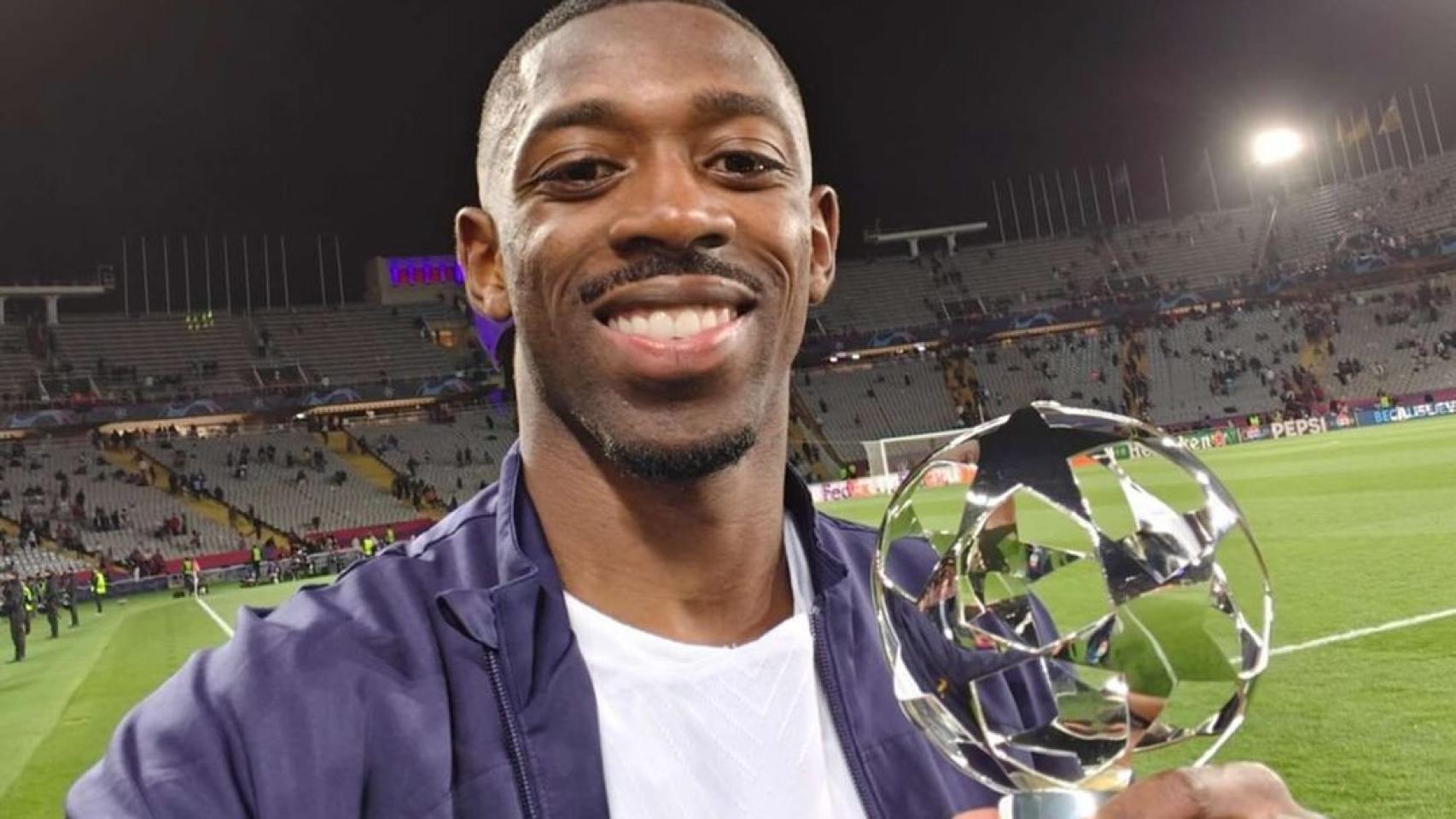 Dembelé recibe el MVP del partido Barça-PSG