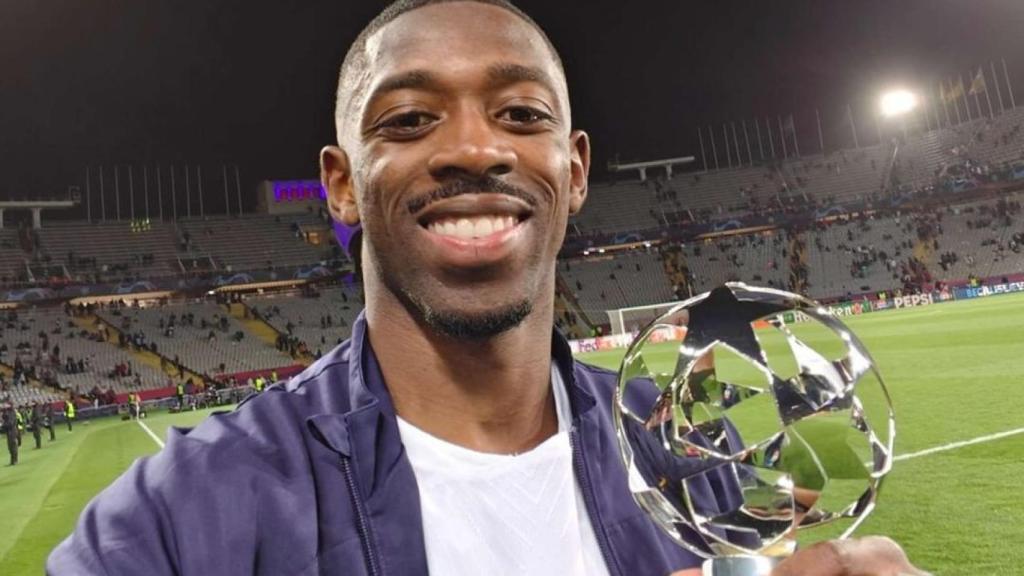 Dembelé recibe el MVP del partido Barça-PSG