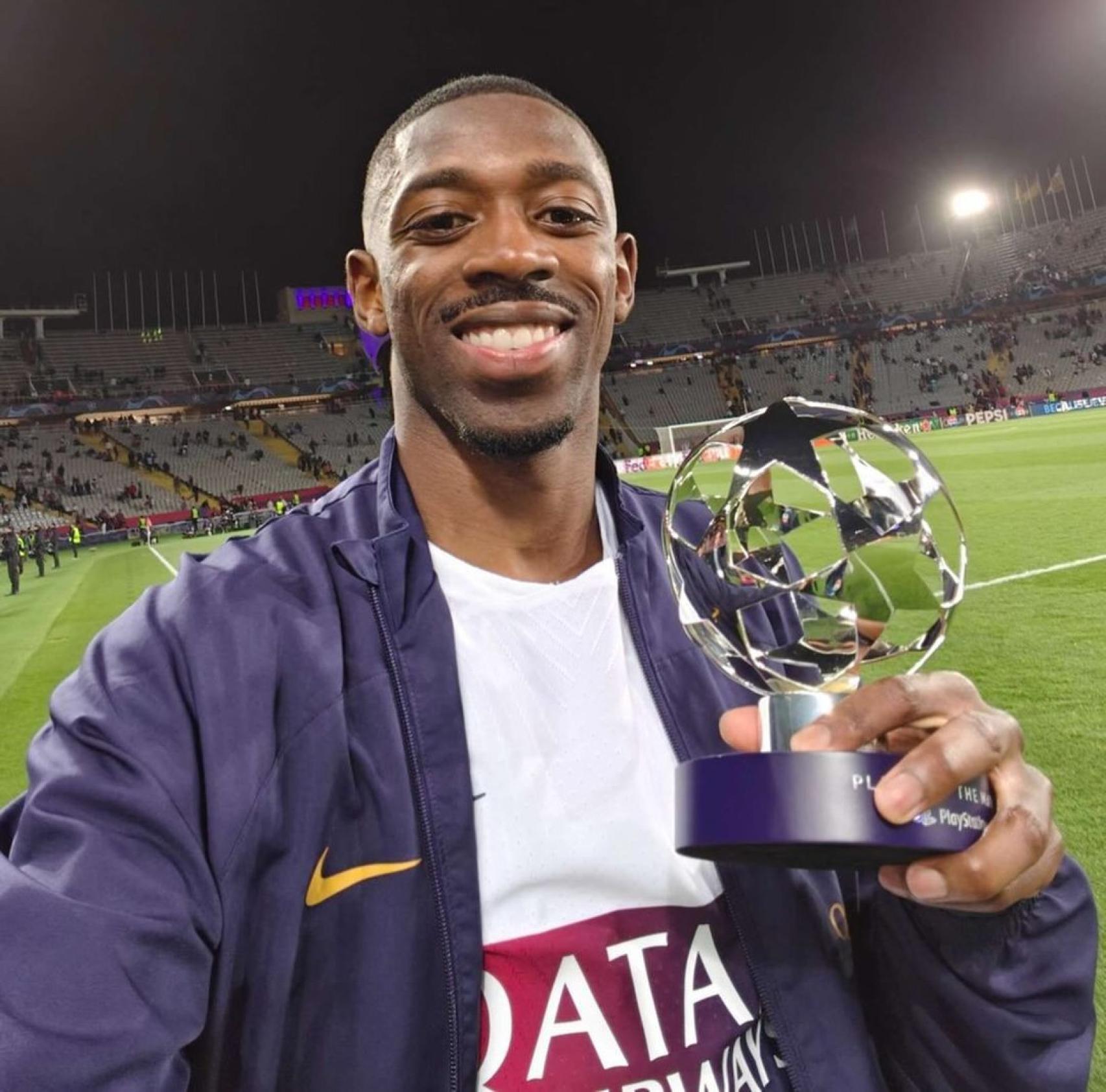 Dembelé recibe el MVP del partido Barça-PSG