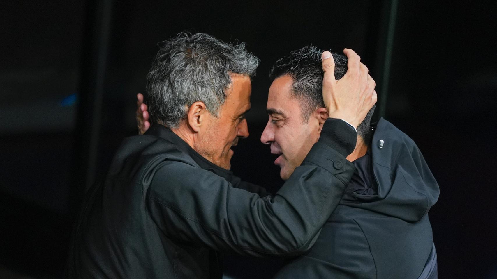 Luis Enrique y Xavi Hernández se saludan antes del Barça-PSG