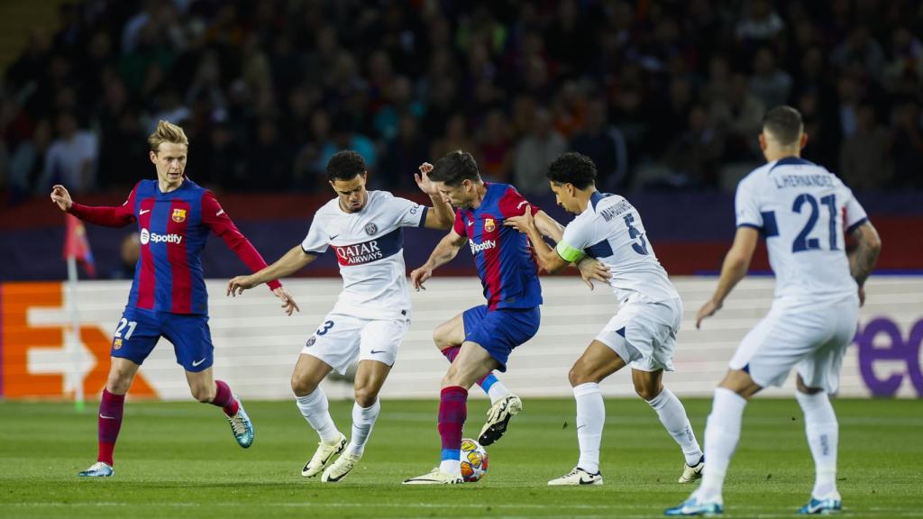 Robert Lewandodwski pugna con Zaïre Emery y Marquinhos por un balón