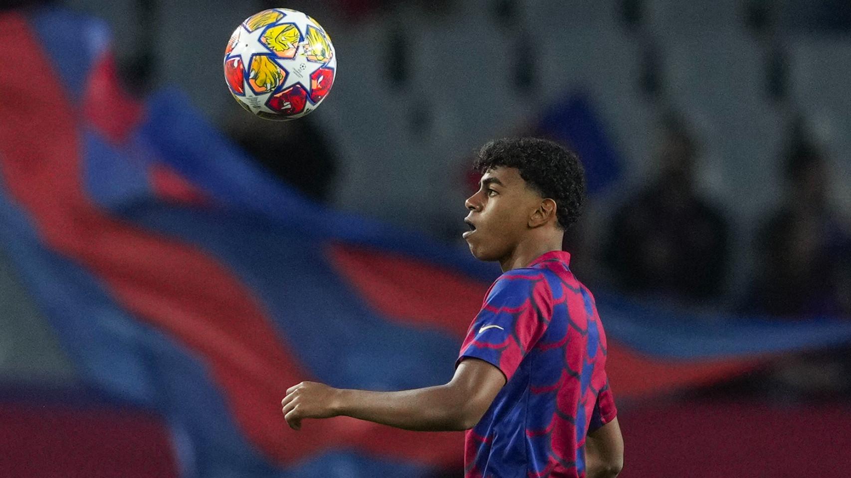 Lamine Yamal entrena antes del partido contra el PSG