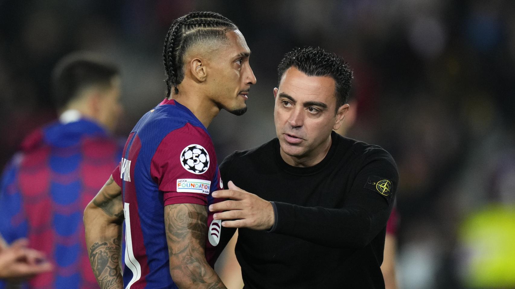 Xavi consuela a Raphinha después de caer en cuartos de final de la Champions contra el PSG