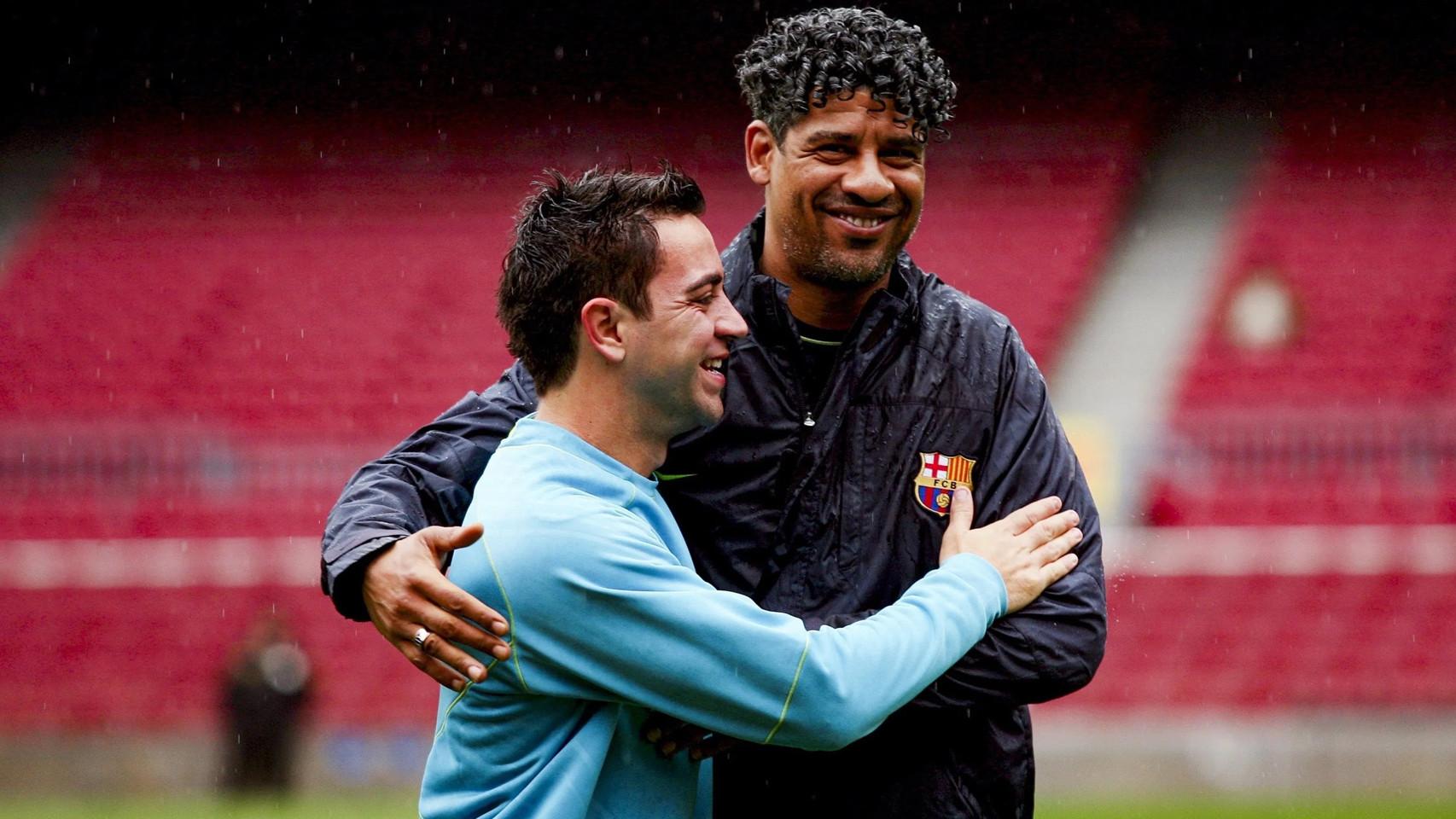Rijkaard abraza a Xavi Hernández durante un entrenamiento del Barça