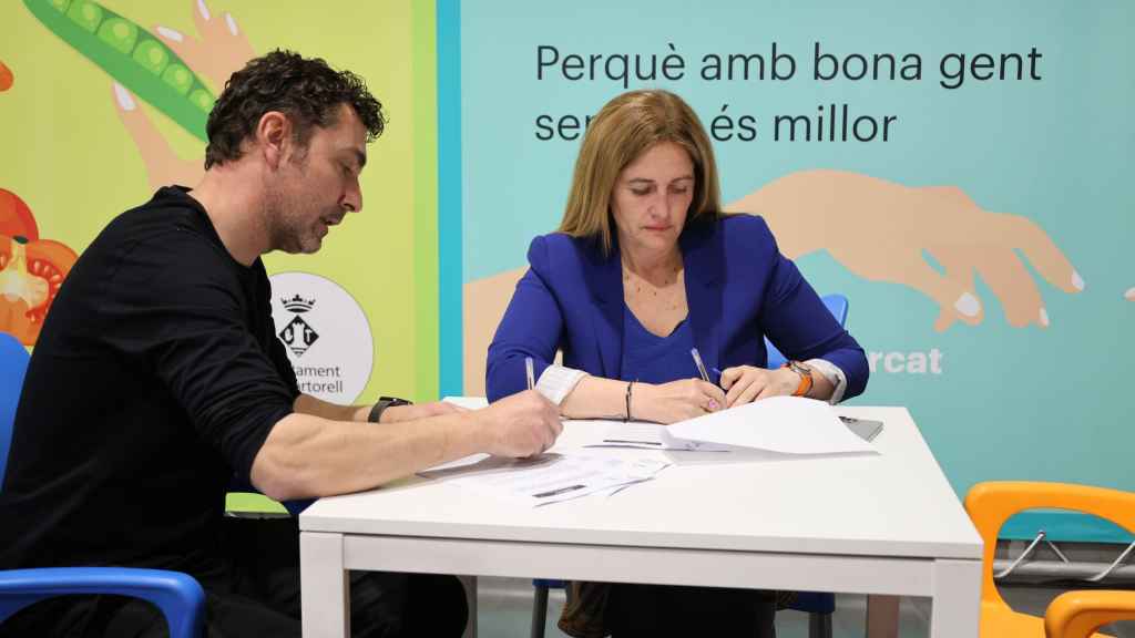 David Serrano, presidente de la Asociación de Comerciantes de Les Bòbiles, y Rosa Cadenas, concejal de Promoción Económica, Comercio y Turismo de Martorell